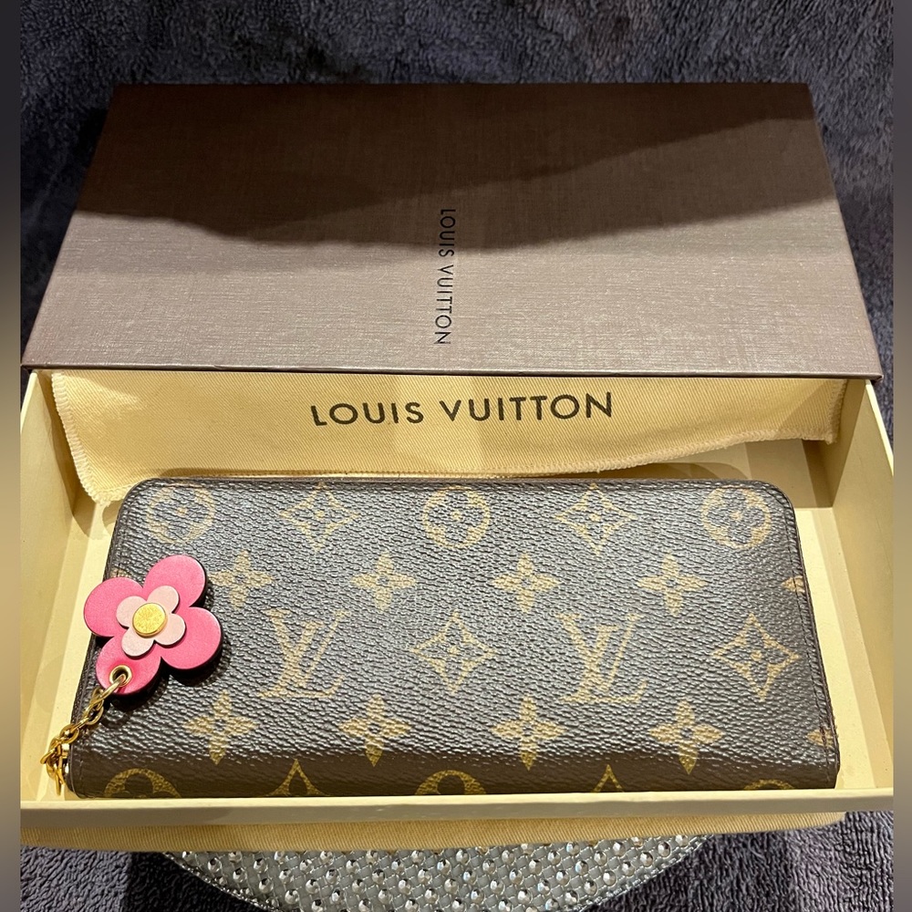 Louis Vuitton Limited Edition EUC Blooming Clemence Zip Monogram Wallet